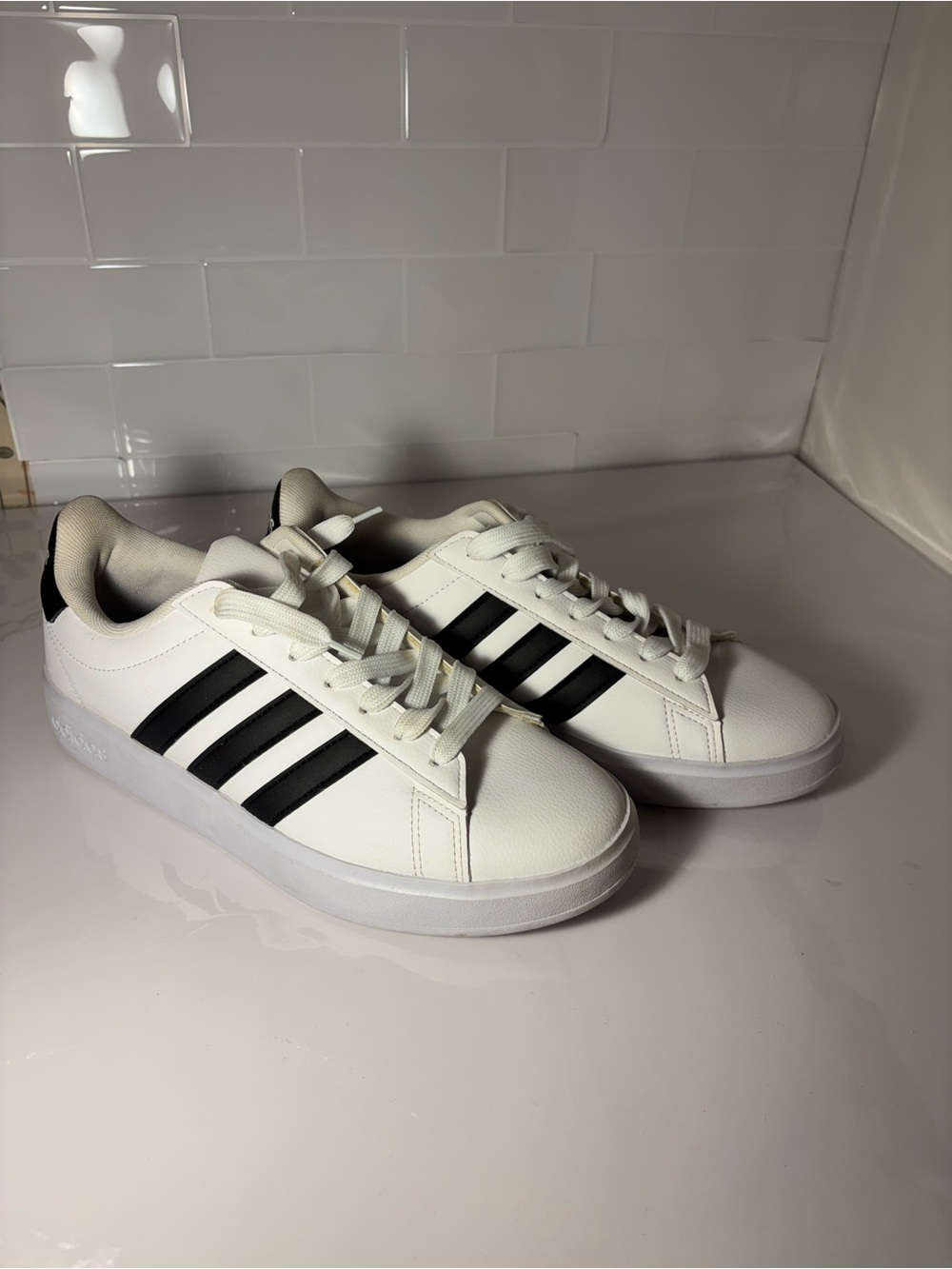 Adidas Grand Court Women’s 8.5 White Black Sneakers